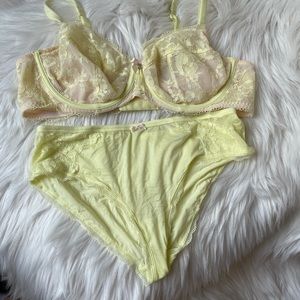 Victoria’s Secret underwire lace bra size 38C matching panties